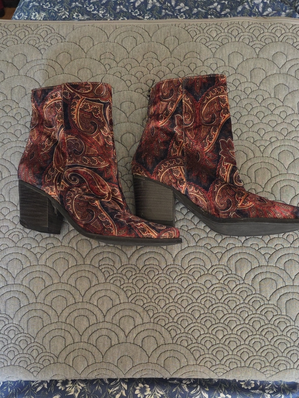 Musse and Cloud Boots, Velvet Like Paisley Pattern, Size 41, Barely Worn
